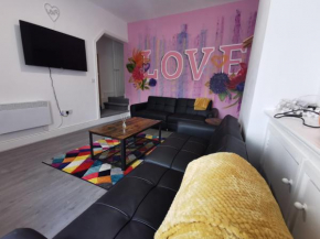 The 'Love Nest' Cozy Liverpool Apartment Sleeps 4, Free Wifi, Netflix, Cheerful Apartment